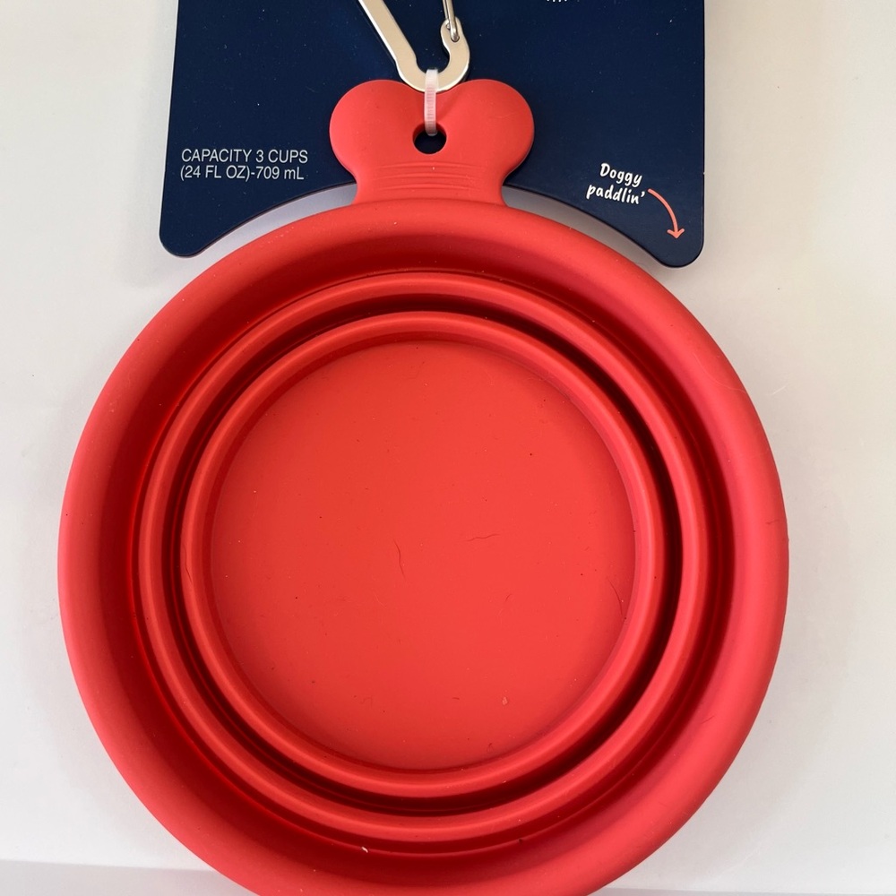 New YOULY  Beach Bum Travel Collapsible Red Dog Bowl. Silicone Capacity 3 cups.